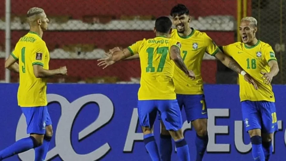 Brasil goleia Bolívia por 4 a 0 em despedida das Eliminatórias
