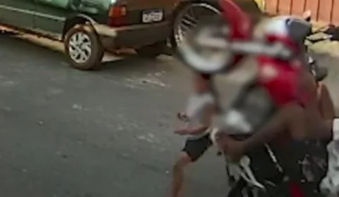 VEJA VÍDEO: Criança de 5 anos é atropelada por moto que fazia manobra perigosa