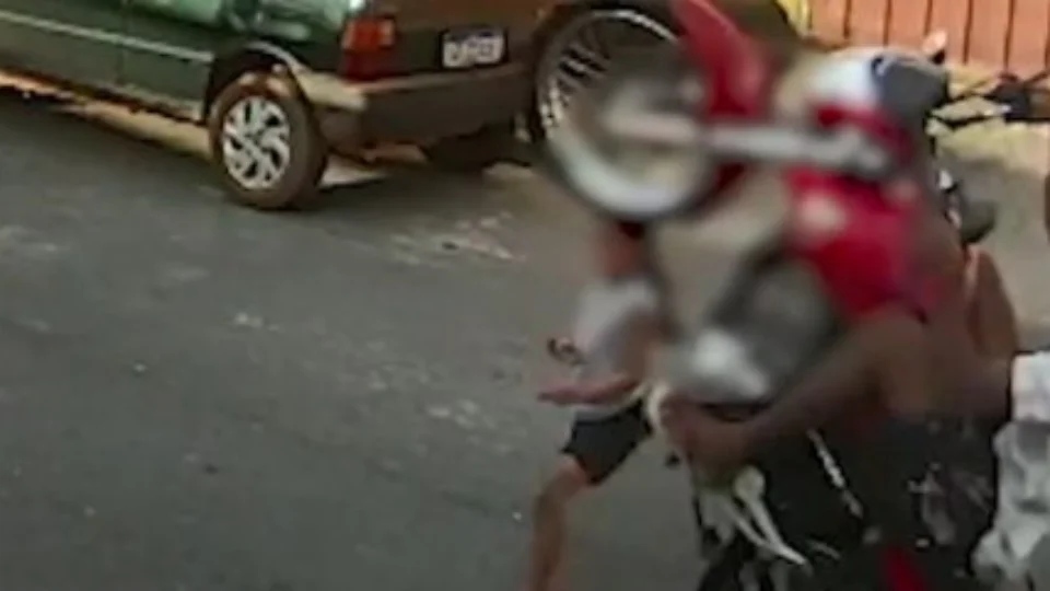 VEJA VÍDEO: Criança de 5 anos é atropelada por moto que fazia manobra perigosa