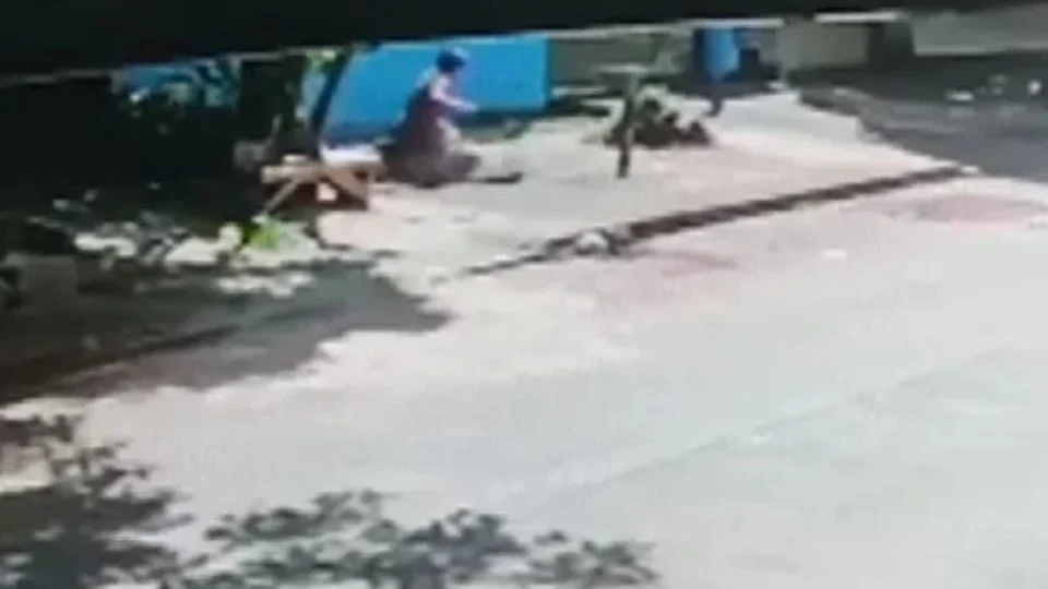 VEJA VÍDEO: Após tampa ceder, mulher e criança caem dentro de fossa com 3m