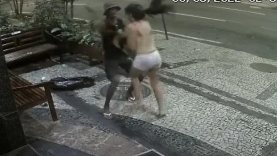 VEJA VÍDEO: Mulher é esfaqueada cinco vezes em frente a hotel