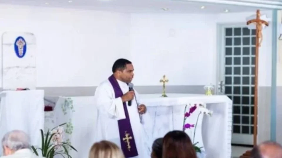 URGENTE: Padre é indiciado por estupro de vulnerável e está foragido