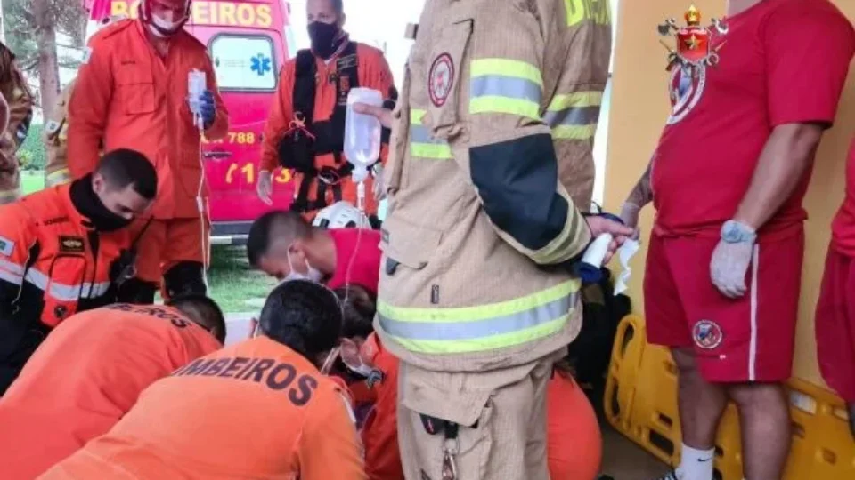 Bombeiros conseguem salvar vida de criança que se afogou; veja vídeo