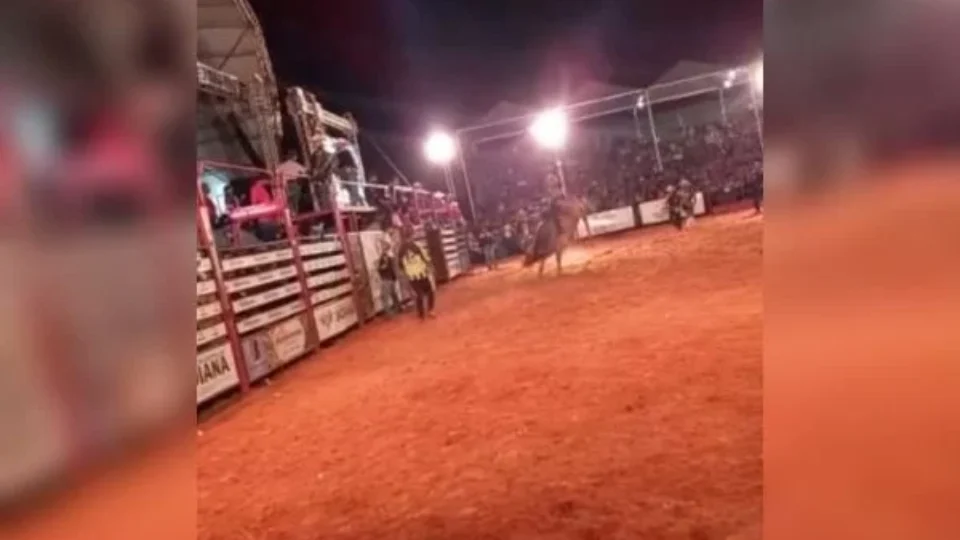 Imagens fortes: peão morre após ser pisoteado por touro em prova de rodeio