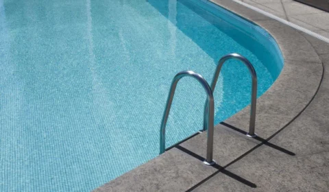 Bebê de 9 meses morre afogado após cair em piscina