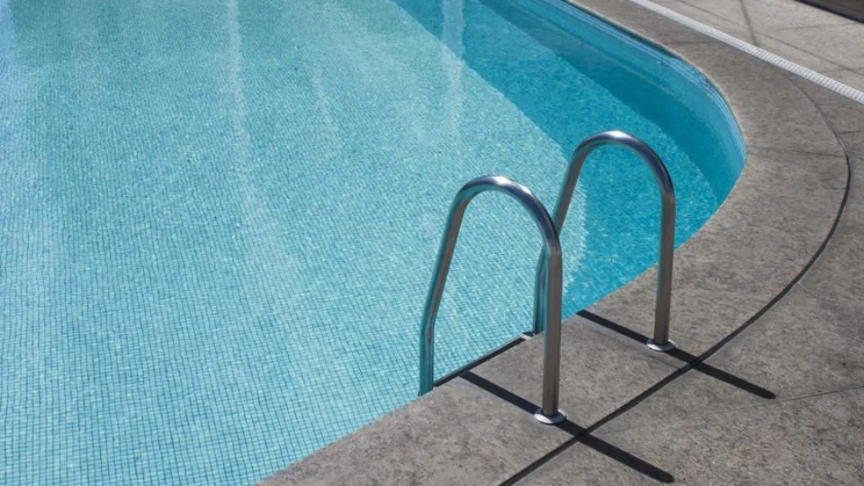 Bebê de 9 meses morre afogado após cair em piscina