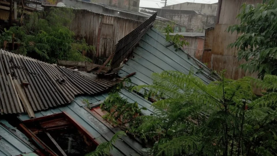 Casa desaba com forte chuva na zona Leste de Manaus