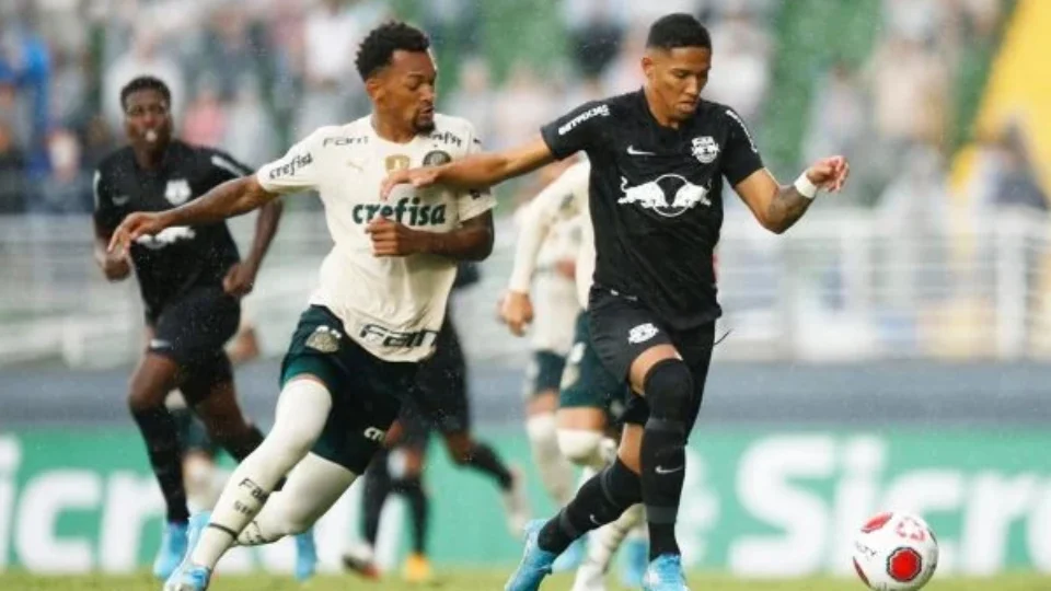 Palmeiras supera expulsão de Deyverson e empata com o Bragantino