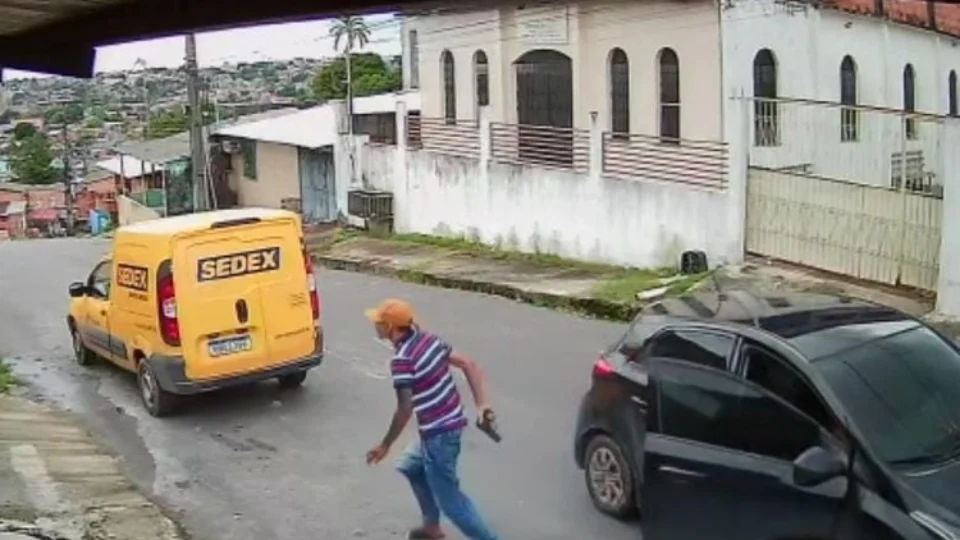 Bandidos rendem funcionário dos Correios, que fazia entrega, e levam toda a mercadoria
