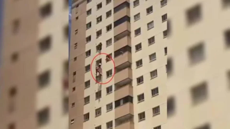 Susto: bombeiros evitam que mulher pule do 8º andar de prédio