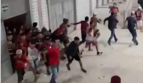 Torcedores revoltados quebram portão e invadem estádio