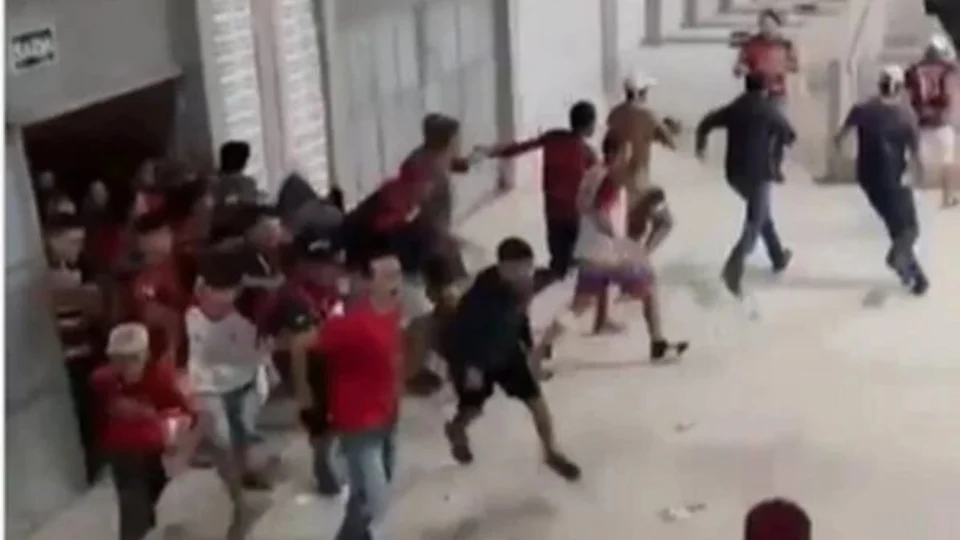 Torcedores revoltados quebram portão e invadem estádio