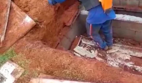 Homens pisam em ossada dentro de caixão para reformar covas; veja vídeo