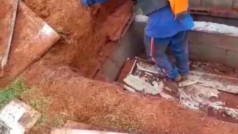 Homens pisam em ossada dentro de caixão para reformar covas; veja vídeo