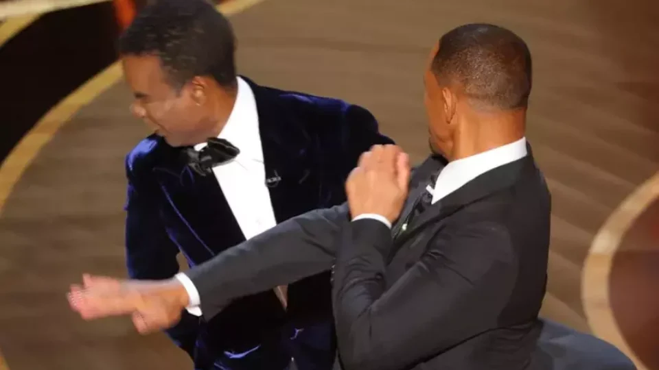 Tapão na cara: Will Smith agride Chris Rock no palco do Oscar 2022