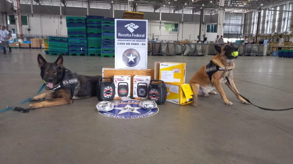 Drogas são encontradas dentro de caixas de som no Correios em Manaus