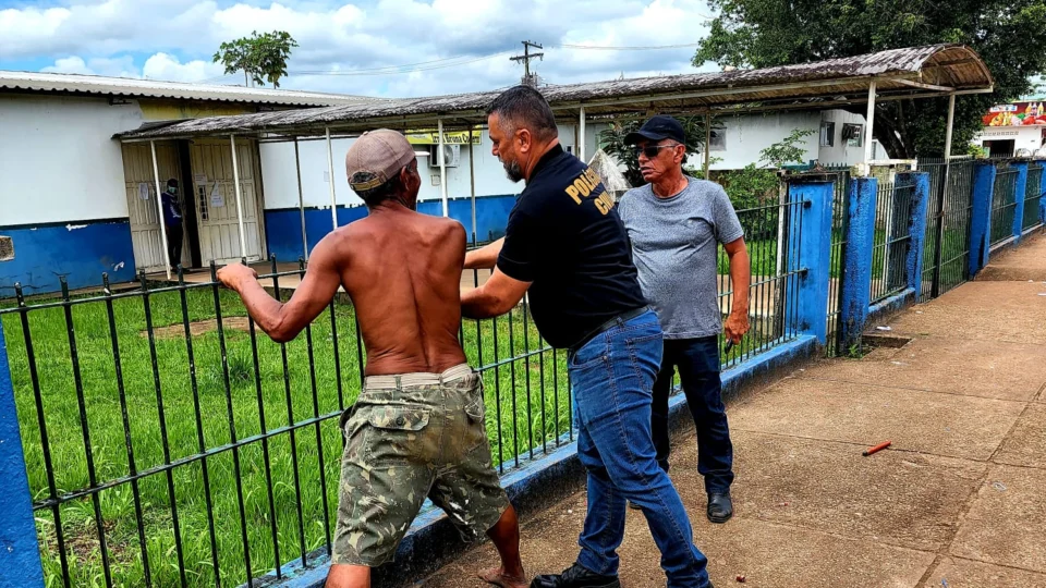 Homem causa pânico ao invadir escola no Amazonas armado