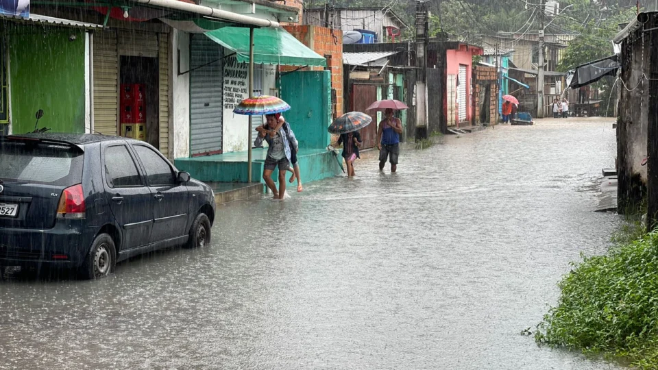 URGENTE: ruas na Comunidade da Sharp estão totalmente alagadas