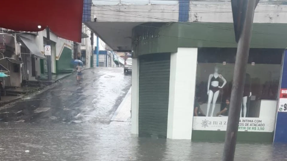 Chuva causa prejuízos a famílias em Manaus nesta sexta