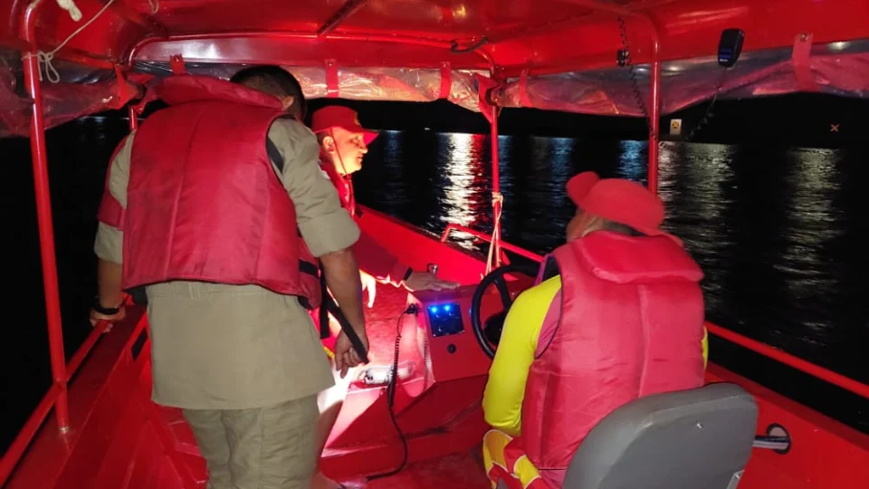 Buscas continuam na noite deste sábado por paraquedista desaparecido no rio Negro