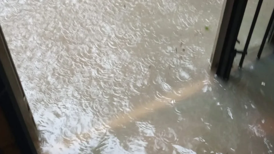 Forte chuva causa transtornos na cidade de Manaus; VÍDEOS