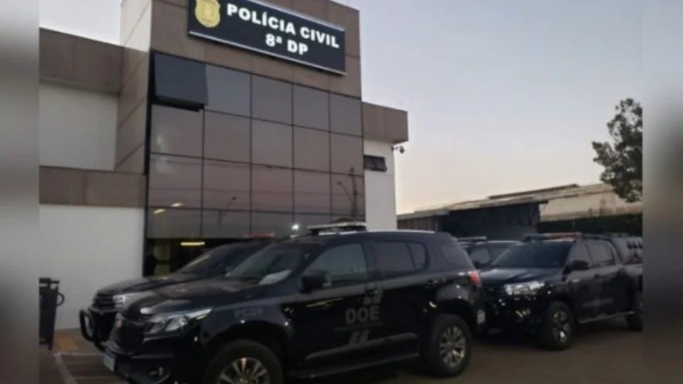 Jovem atropela motorista de aplicativo ao se irritar com cobrança; veja vídeo