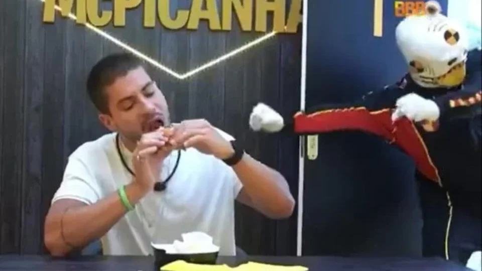 VEJA VÍDEO: Arthur Aguiar é expulso de ação do BBB22 por comer demais