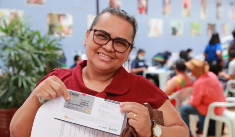 Mais de mil cartões do Auxílio Estadual Permanente são entregues no primeiro dia