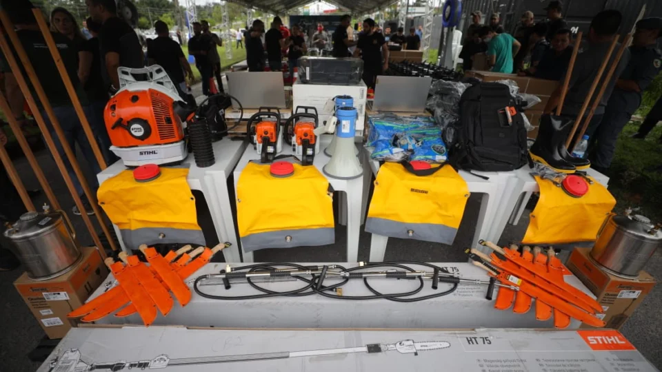 Governo do AM entrega mais de 1 milhão de equipamentos para estruturação de brigadas