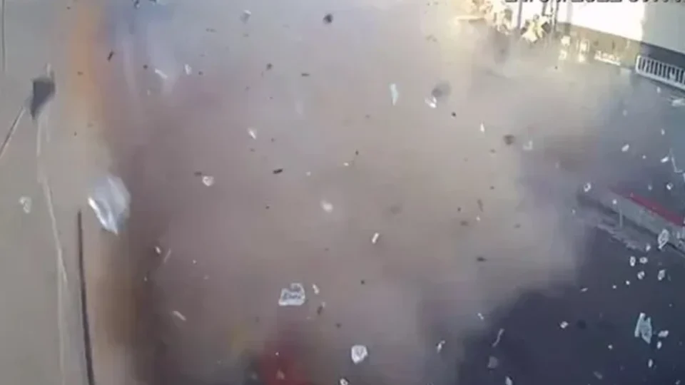 Câmeras registram prédio que explode e desaba; veja vídeo