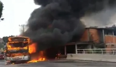 Morte de jovem causa protesto com ônibus incendiado no RJ; veja vídeo