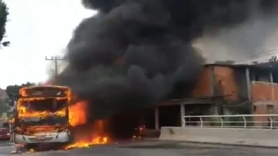 Morte de jovem causa protesto com ônibus incendiado no RJ; veja vídeo