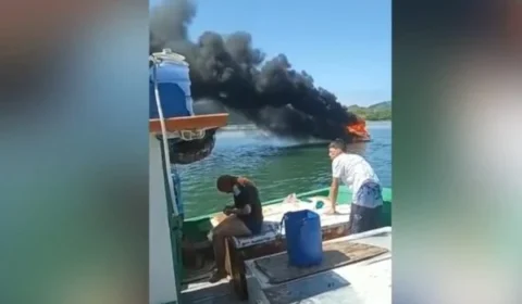 Vídeo mostra momento que tripulantes pulam na água para escapar de fogo em lancha