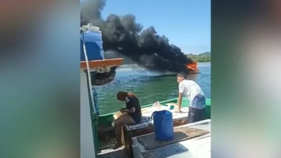 Vídeo mostra momento que tripulantes pulam na água para escapar de fogo em lancha