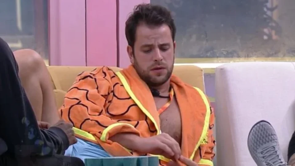 Gustavo faz analogia com Adolf Hitler e causa polêmica na web