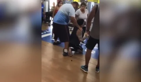 Homem se masturba em academia, apanha de mulher e é preso; veja vídeo