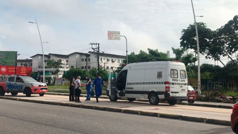 Carro atropela ciclista em acidente de trânsito; veja