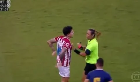 VEJA VÍDEO: Jogador é expulso em final e vai para cima de árbitra