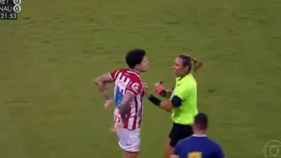 VEJA VÍDEO: Jogador é expulso em final e vai para cima de árbitra