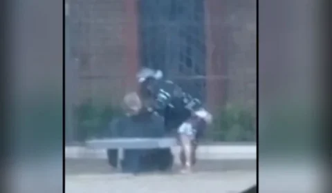 Motociclista tenta salvar advogado que morre na chuva; veja vídeo