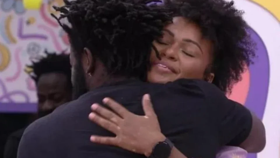 BBB22: Natália chora após briga com Eli e acaba consolada por Douglas