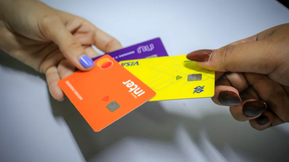 População deve alertar para golpes com cartões de débito e crédito por aproximação