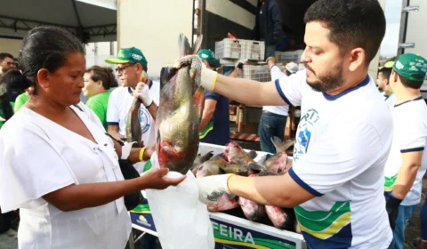 “É uma benção. O peixe está aí para todos nós”, diz moradora em entrega do Peixe no Prato Solidário