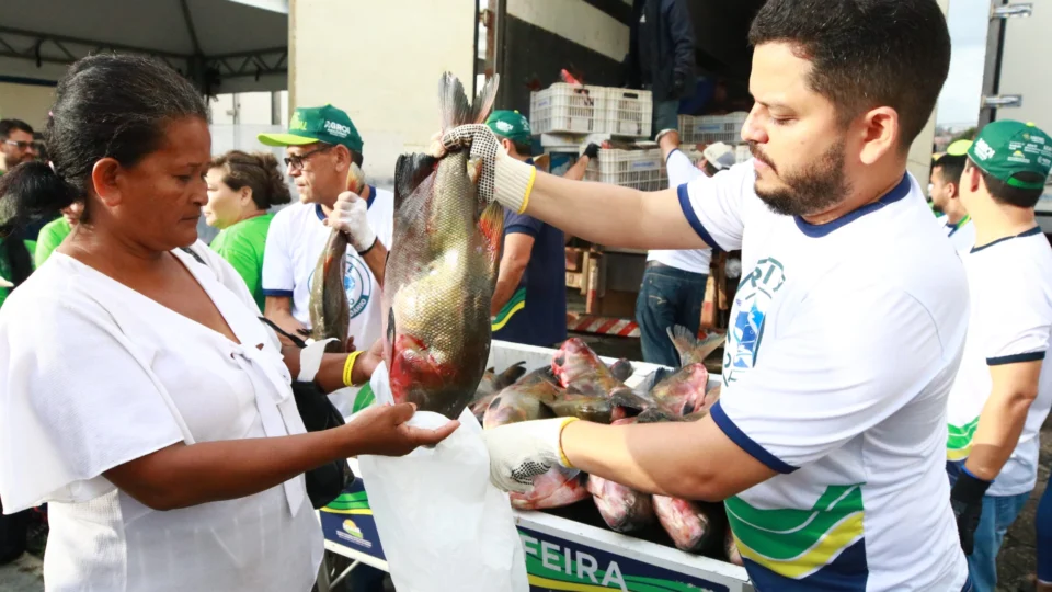 “É uma benção. O peixe está aí para todos nós”, diz moradora em entrega do Peixe no Prato Solidário