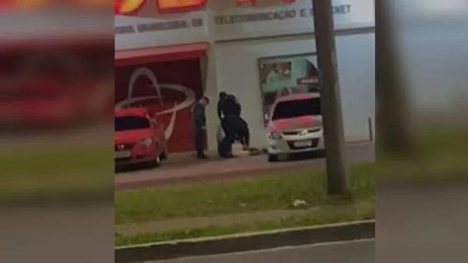 Policiais são flagrados agredindo motorista de aplicativo; veja vídeo