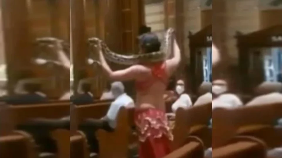VEJA VÍDEO: peça da Paixão de Cristo com dança sensual e cobra gera polêmica