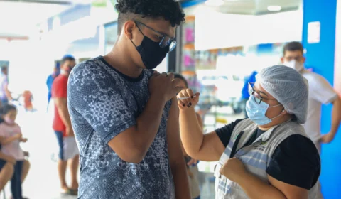 Manaus oferta a aplicação de doses contra a Covid-19 em 74 unidades