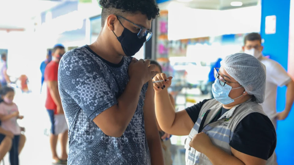 Manaus oferta a aplicação de doses contra a Covid-19 em 74 unidades