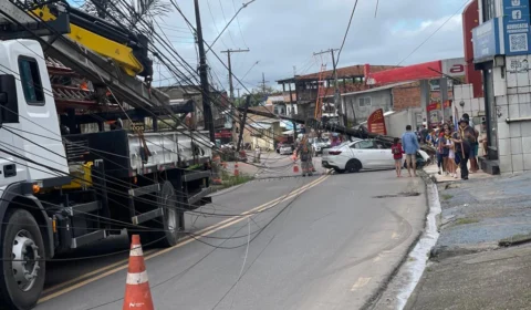 Carro colide e derruba poste no bairro Lírio do Vale; imagens