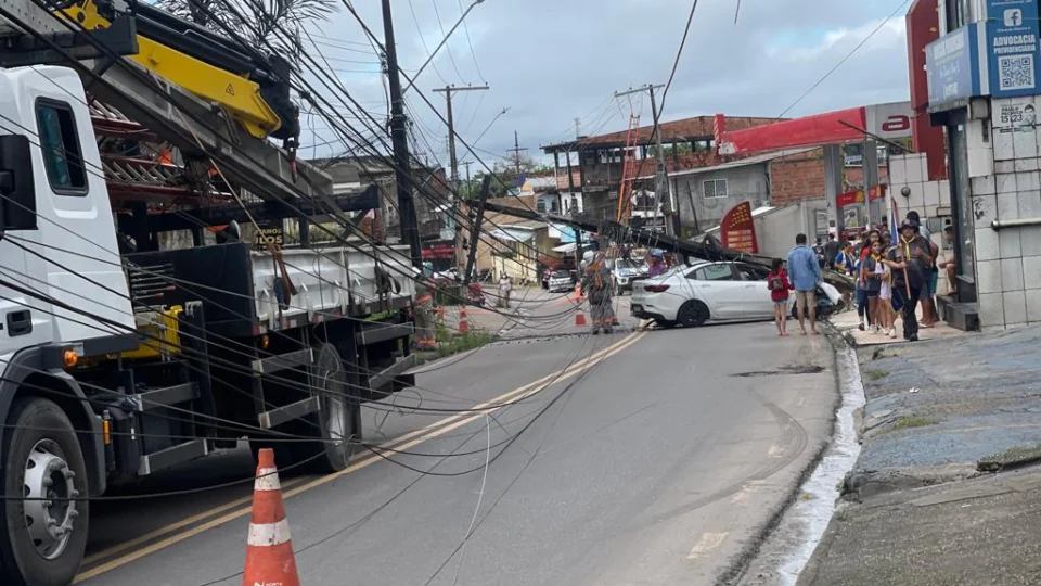 Carro colide e derruba poste no bairro Lírio do Vale; imagens